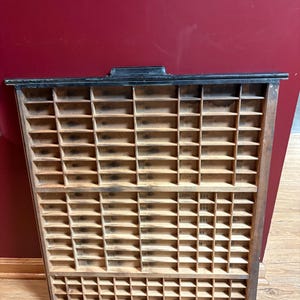 Sehr seltenes Vintage Holz Drucker Schublade Letterpress Schatten Box Typ Set hat 141 Fächer, 29 3/4 &quot;x 27 1/4&quot;&quot;