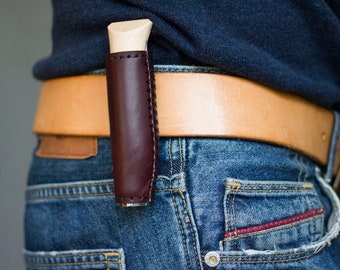 植物タンニンなめし革の鞘 BUTTERO バーガンディ色、Opinel No.8 用パーソナライズ革鞘、ベルト用鞘