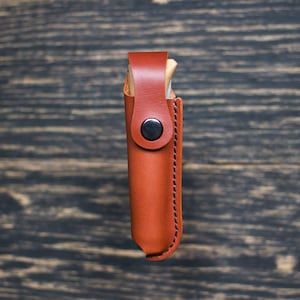 Protect your Opinel No8 in style with our handcrafted leather belt scabbard! Made with vegetable-tanned leather and a secure button closure