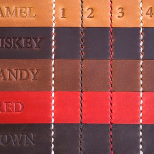 Op de afbeelding: Lederstalen in vijf verschillende kleuren: camel, whisky, brandy, rood en bruin. Elke kleur is gelabeld met een nummer van 1 tot 5.