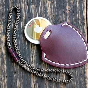Handgefertigte AirTag Lederhülle, Schützen Sie Ihren AirTag mit einem personalisierten AirTag Halter, AirTag Schlüsselanhänger für Kinder, Geburtstagsgeschenk