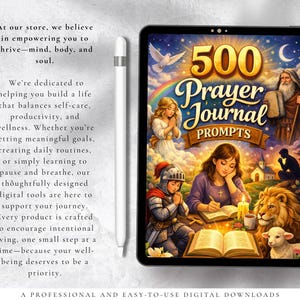 Peut inclure: Une tablette num&eacute;rique affiche une illustration color&eacute;e pour un "500 Prayer Journal Prompts". L'image pr&eacute;sente une femme &eacute;crivant, un lion, un agneau et d'autres figures religieuses. Un stylet blanc est &agrave; c&ocirc;t&eacute; de la tablette.
