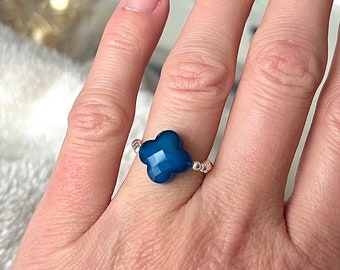 Bague en argent 925 et perle trèfle 12 mm bleu pétrole