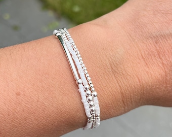 Pulseira feminina de três fios em prata 925 com contas cúbicas Miyuki.
