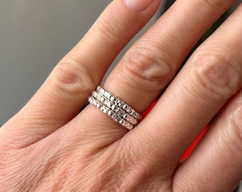 Anel feminino em prata 925 com pérolas.