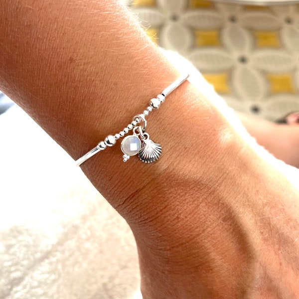 Pulsera de mujer en plata 925, charm de concha y charm de piedra lunar