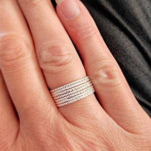 Peut inclure: Un ensemble de sept bagues empilables en argent avec une finition texturée.