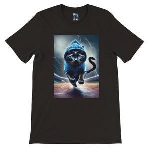 Sprinter Katze auf Leichtathletik- Anlage im Stadion | Katze auf Leichtathletikbahn im Stadion | Premium Unisex Rundhals-T-Shirt