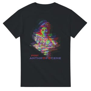 Puede incluir: Camiseta negra con un retrato abstracto colorido con efecto glitch. El texto "POST ANTHROPOCENE" está impreso en rojo y morado debajo de la imagen. Un diseño único y artístico.