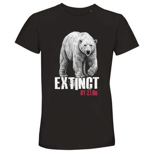 Op de afbeelding: Zwart T-shirt met een gedetailleerde witte illustratie van een ijsbeer. De tekst "EXTINCT BY 2100" staat eronder in wit en rood. Het T-shirt is gemaakt van een zacht materiaal.