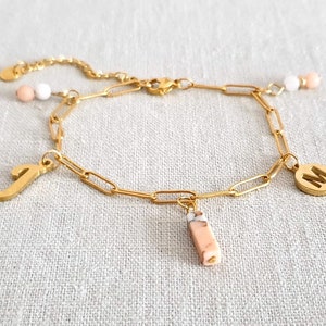 Pulsera con dijes personalizada de acero inoxidable estilo clip con colgantes de cuentas de jade, piedra natural y letras deseadas, color dorado