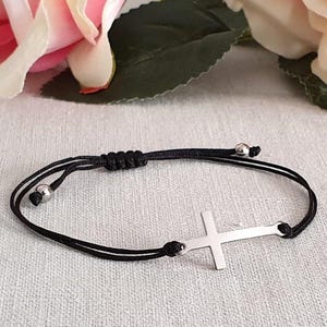 Bracciale con croce in acciaio inossidabile – Gioiello minimalista in confezione regalo – Bracciale religioso regolabile – Regalo per lui e per lei