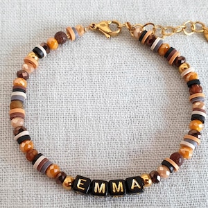 La pulsera de perlas se puede personalizar con el nombre o texto que desee.