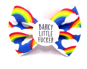 Badge Bow: Barky Little Fucker, onbeleefde hond strik, onbeleefde hond strikje, grappige hond strikje, vloekende hondenspullen, hondenboog, badgebogen, hondenboog, hondencadeau