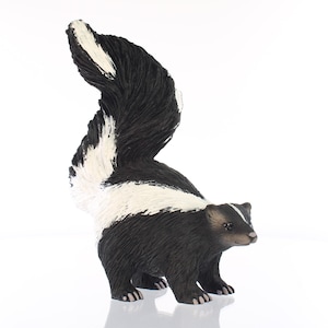 Skunk Standard Figurine