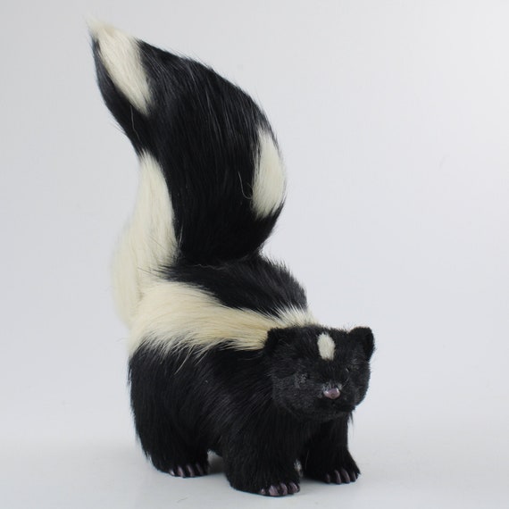 Conversation Concepts Stinktier-Figur – Handbemalte Miniatur Aus Steinharz, Ca. 5,7–6,3 Cm