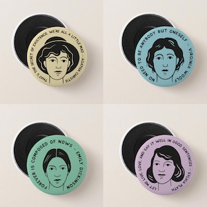 Peut inclure: Quatre aimants circulaires présentant des portraits au trait noir d'auteures. L'aimant jaune indique Agatha Christie, le bleu Virginia Woolf, le vert Emily Dickinson et le violet Sylvia Plath, chacun accompagné d'une citation.