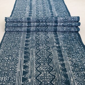 Könnte beinhalten: Ein blauer Stoff mit einem weißen geometrischen Muster. Der Stoff ist dreifach gefaltet und hat eine strukturierte Oberfläche.