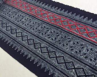 Tela batik índigo de algodón Hmong con línea roja de 2,50 metros de largo, textiles de algodón de estilo vintage, camino de mesa de Tailandia (AUG1)