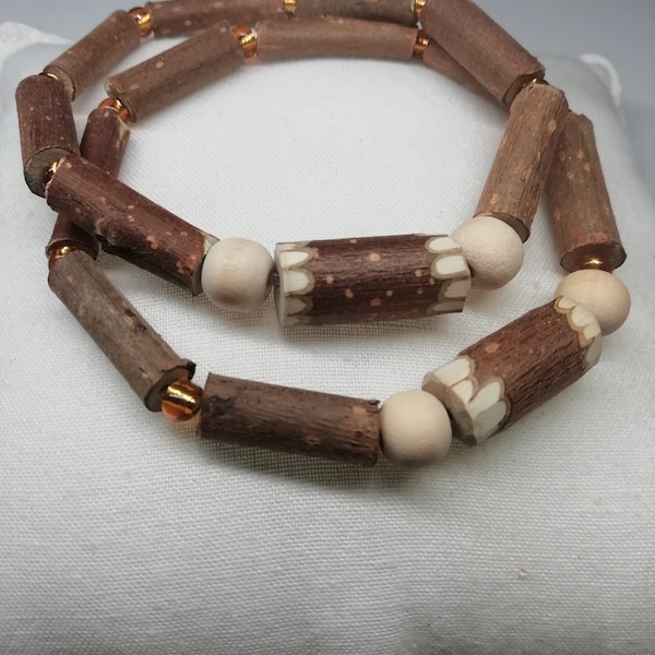 Bracelet en bois de noisetier agrémenté de perle de bois flotté, perle de las palmas, bien être au naturelle, soulage , efficace, maux