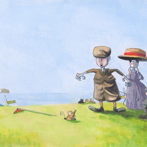 Op de afbeelding: Een grillig aquarel schilderij met drie figuren op een golfbaan bij de oceaan. Een lang figuur in een bruin pak, een figuur in een paarse jurk met een strooien hoed en een klein figuur met een golftas staan bij een muis in een hol.