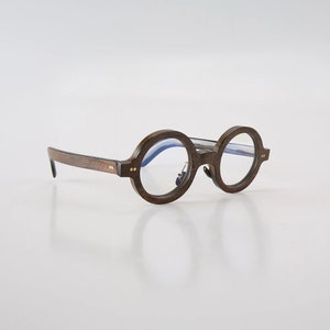 Lunettes de soleil classiques faites à la main en corne naturelle vieillie avec rivets ronds et montures avec plaquettes de nez - Hommes - Femmes - 100 % Corne véritable