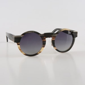 Véritable corne de buffle naturelle grandes montures de lunettes rondes 144 mm de style classique faites à la main - plaquettes de nez - rayures vert foncé - hommes - femmes -