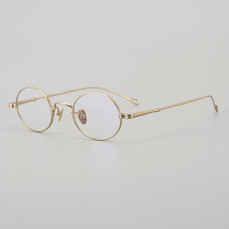 Gafas de titanio ovaladas pequeñas clásicas ligeras de estilo japonés retro Diferentes colores Lentes graduadas Gafas para hombre retro Oro
