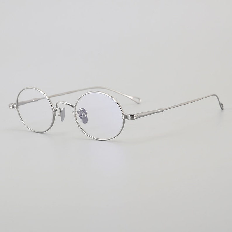 Gafas de titanio ovaladas pequeñas clásicas ligeras de estilo japonés retro Diferentes colores Lentes graduadas Gafas para hombre retro Plata