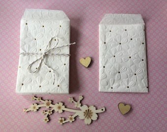 Pochettes /Sachets cadeau papier blanc relief fleurs au coeur doré  ( x 10 ) - fabrication artisanale en France