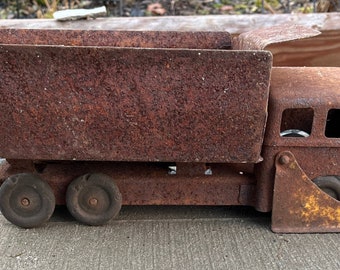 Proyecto de restauración de un camión volcador de acero prensado Roberts vintage de los años 40 con cargador frontal y pala.