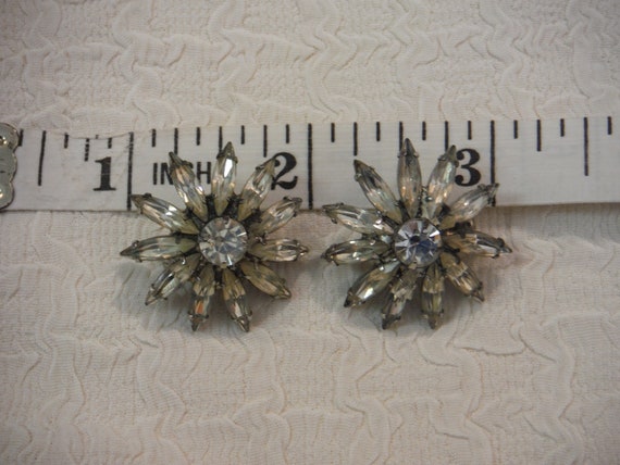 Vintage 1950 Weiss Floral Rhinestone Clip on Earr… - image 7