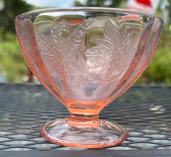 アメリカンヴィンテージ　ピンク彫り模様ユニークシェイプワイングラス５つ　Footed Stemmed Tall Sherbert / Small Wine Pink Depression Clear Etched Leaves Vintage Pink Stem Liquor Glasses, Twisted Pink Stem, Pair of 2 - Etsy