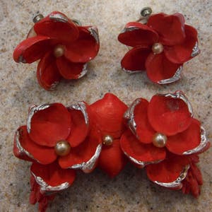 Vintage 1940's Red Shell Brooch and Matching Screw Back Earrings image 2