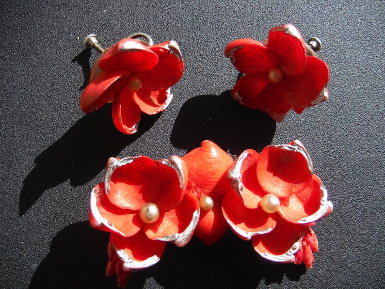 Vintage 1940's Red Shell Brooch and Matching Screw Back Earrings image 4