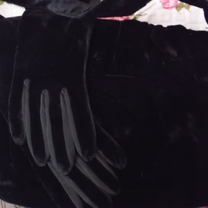 Cartera vintage de terciopelo negro con guantes/interior a cuadros