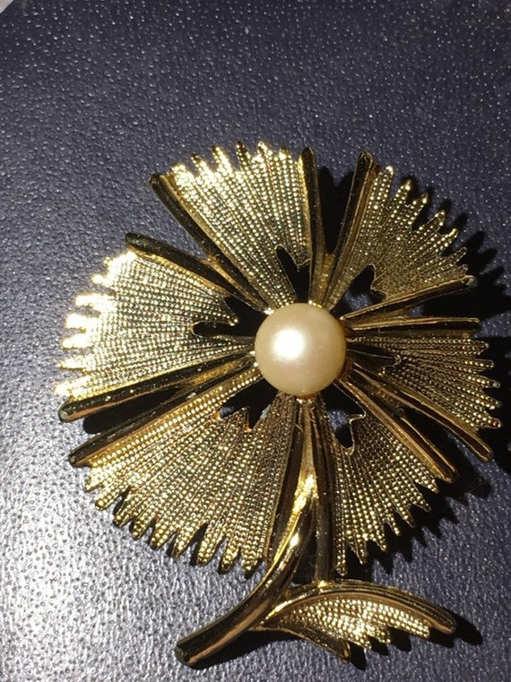 Vintage 60's  Gold Flower Brooch with Pearl Center - image 3