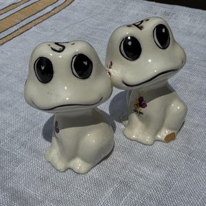 Vintage Frog Salt and Pepper Shakers Kitchen Table Accessories Country Farm Kitchen Farmhouse Tableware