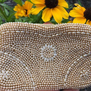 Antiguo embrague de champán floral con cuentas de perlas de 1937 / bolso de noche con lazo para el dedo
