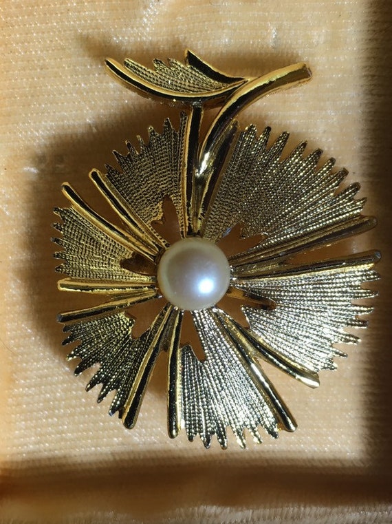 Vintage 60's  Gold Flower Brooch with Pearl Center - image 2