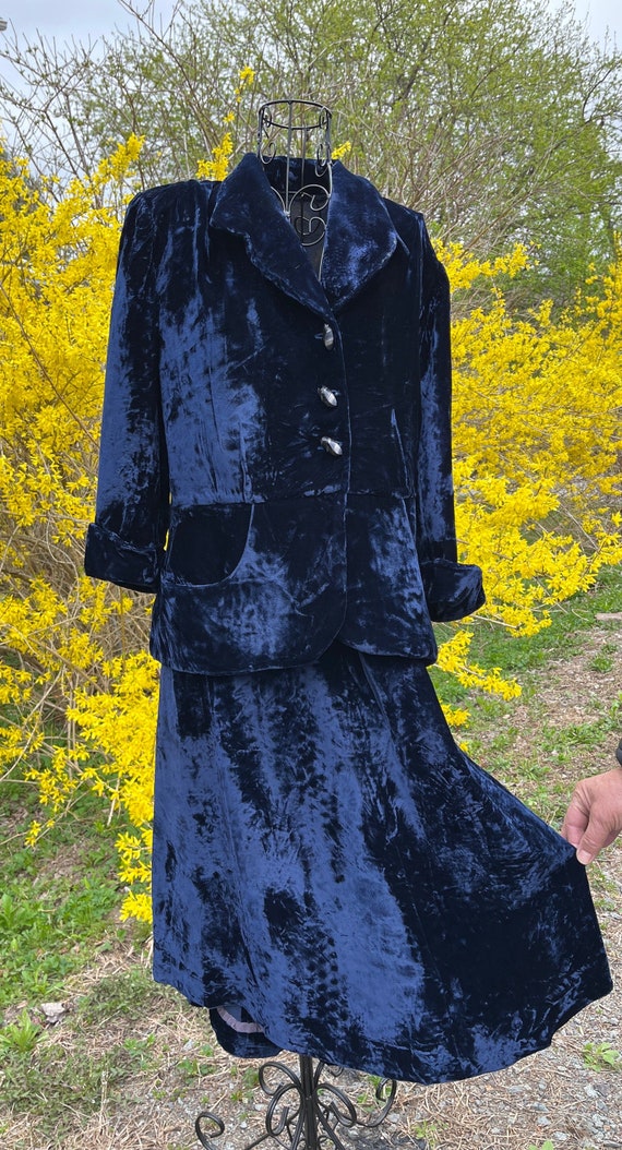 vintage blue velvet women Gem