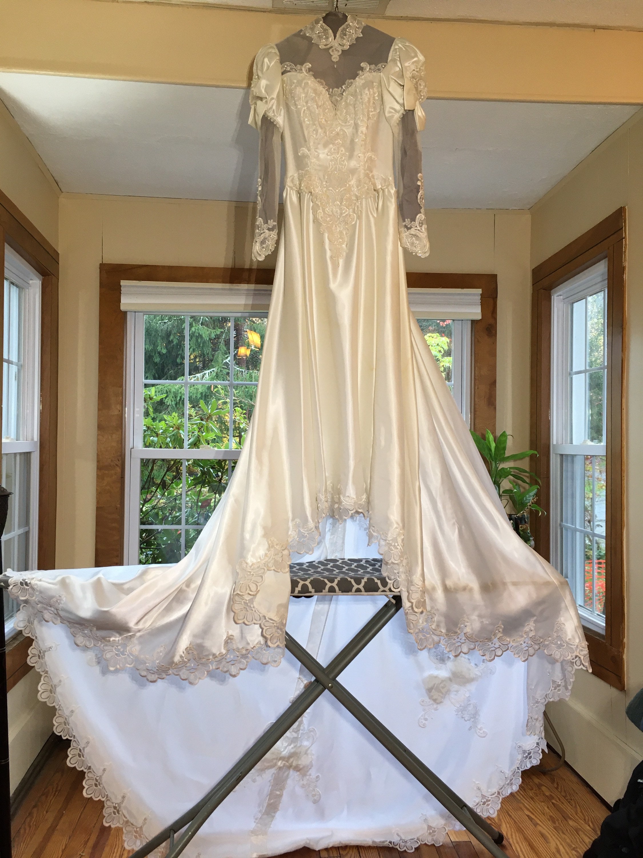 Vestido de novia vintage blanco con cuentas y cola larga, talla 9/10 - Etsy  México, image size:2250x3000