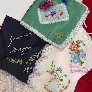 Pañuelos antiguos de la Primera Guerra Mundial de 1919 en forma de corazón con funda de seda para pañuelos o cartas, regalo militar coleccionable y sentimental, tres pañuelos
