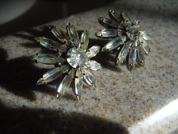 Vintage 1950 Weiss Floral Rhinestone Clip on Earr… - image 8