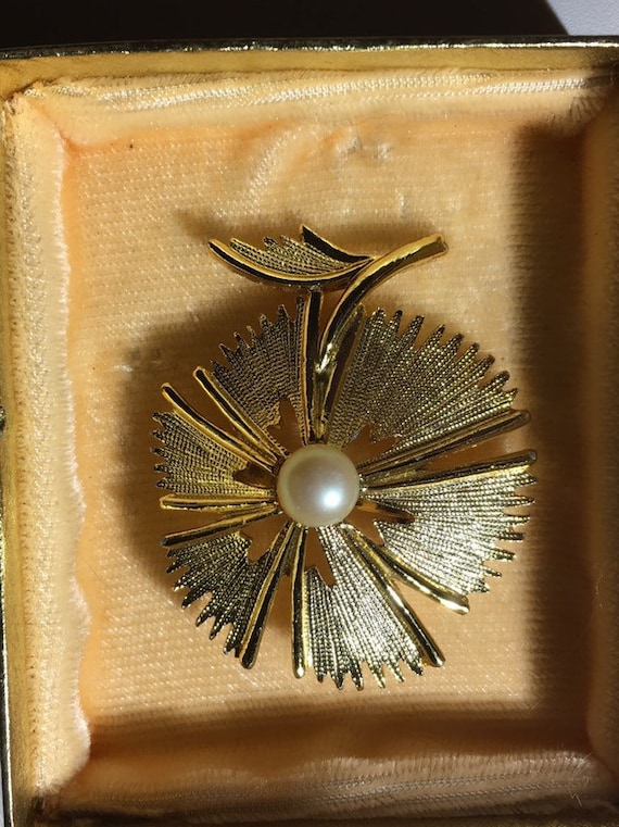 Vintage 60's  Gold Flower Brooch with Pearl Center - image 1