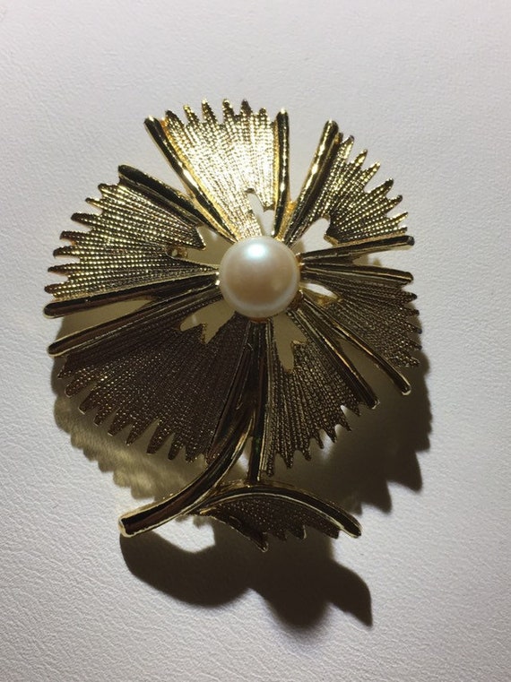 Vintage 60's  Gold Flower Brooch with Pearl Center - image 6