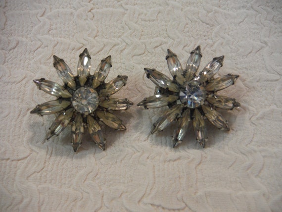 Vintage 1950 Weiss Floral Rhinestone Clip on Earr… - image 6