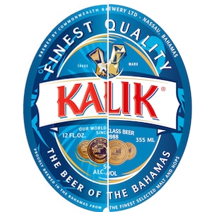 Peut inclure: Une étiquette circulaire bleue et blanche avec les mots "Finest Quality" et "Kalik" en rouge et blanc. L'étiquette comprend également le texte "Brewed by Commonwealth Brewery Ltd. - Nassau, Bahamas" et "The Beer of The Bahamas" ainsi que les mots "Our World Class Beer" et "12 fl.oz. 355 ml".