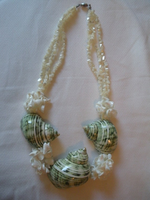 Vintage Shell Necklace Green and White 3 Strands M