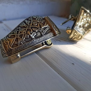 Set med 2 vikingabroscher "björnhuvud", Replika, Rekonstruktionsfibula, Djurhuvud, Medeltida, Nordisk, Hednisk, SCA-dräkt, Vikingasmycken bild 3
